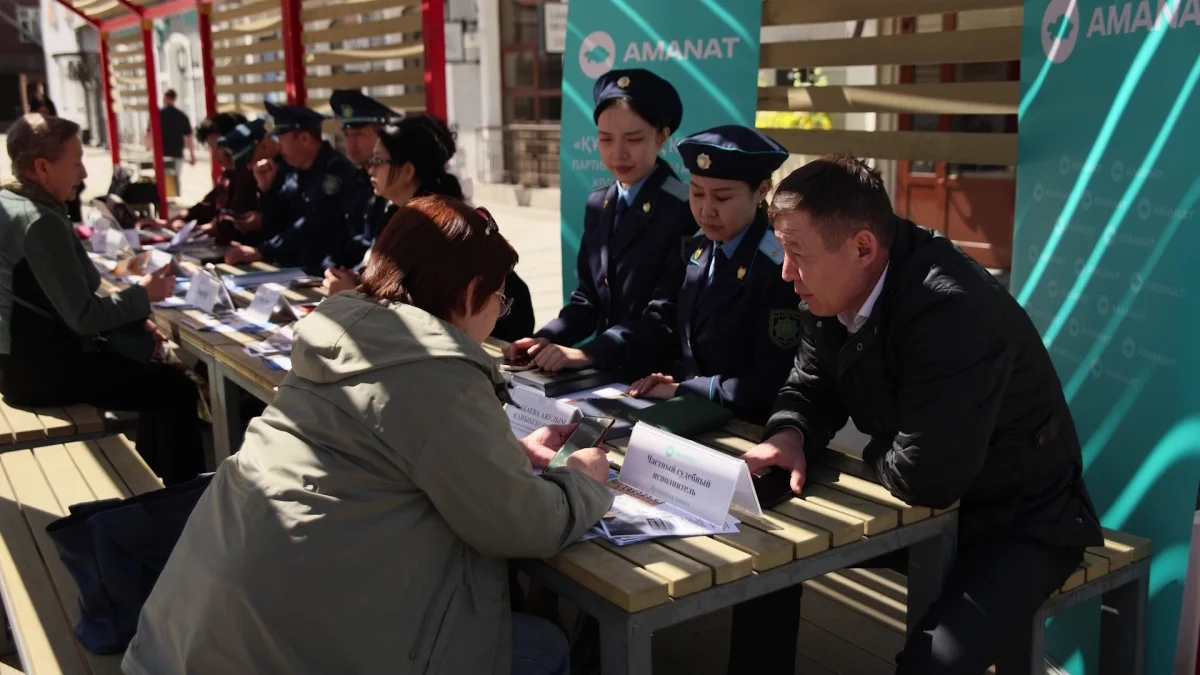 В Усть-Каменогорске сотни людей получили помощь в рамках партийного проекта «Құқықтық көмек» партии «AMANAT»