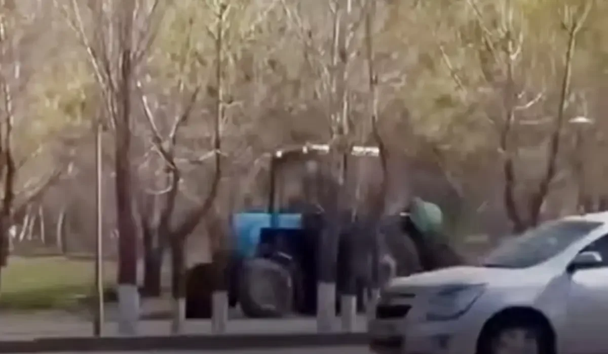 Тротуармен қашқан трактордың мас жүргізушісі ұсталды