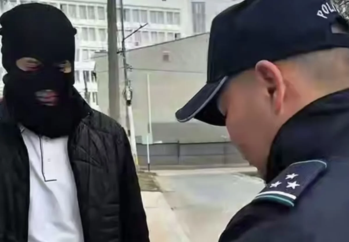 Шарфы и медицинские маски можно: полиция о запрете одежды, закрывающей лицо