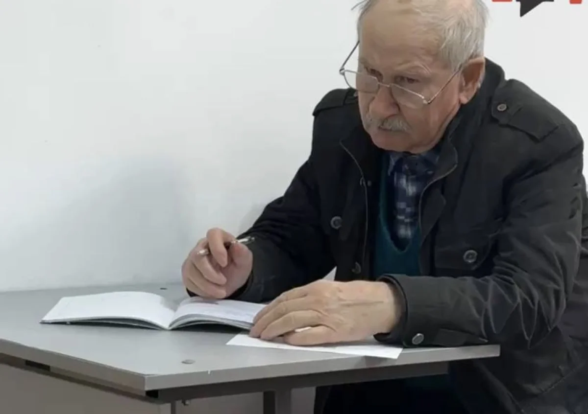 74-летний житель Атырау сел за парту, чтобы выучить казахский язык