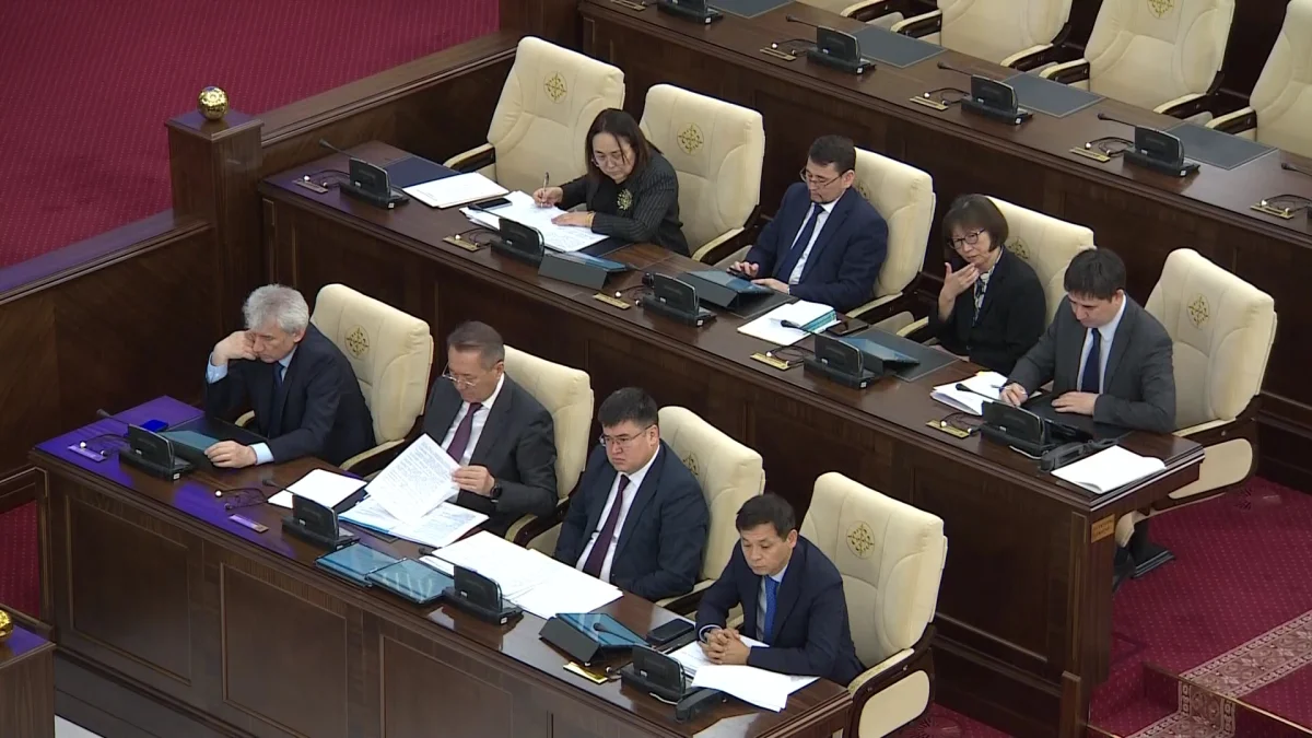 Казахстанским учителям могут сократить нагрузку, а для школьников - ввести единые правила использования смартфонов