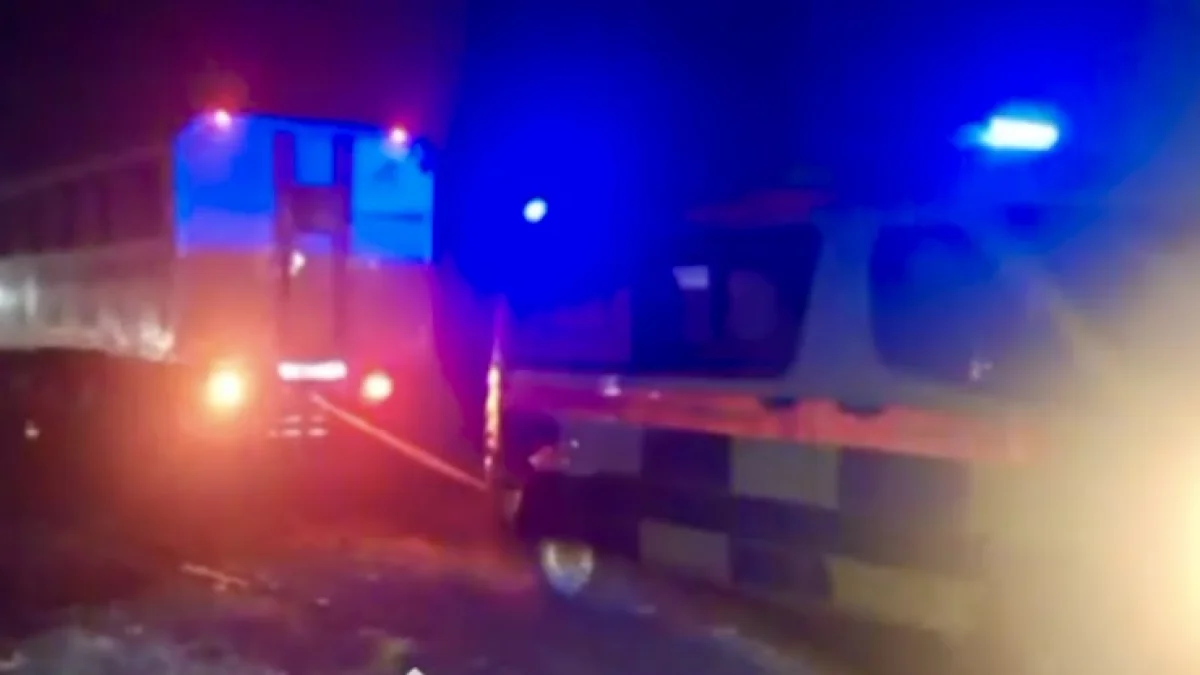 Карета скорой увязла в грязи по дороге к пациенту в Актобе