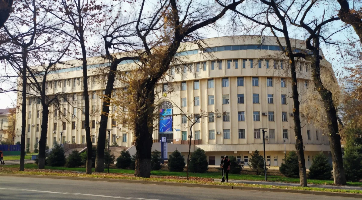 Трагедия в Алматы: студент первого курса погиб после падения из окна здания университета