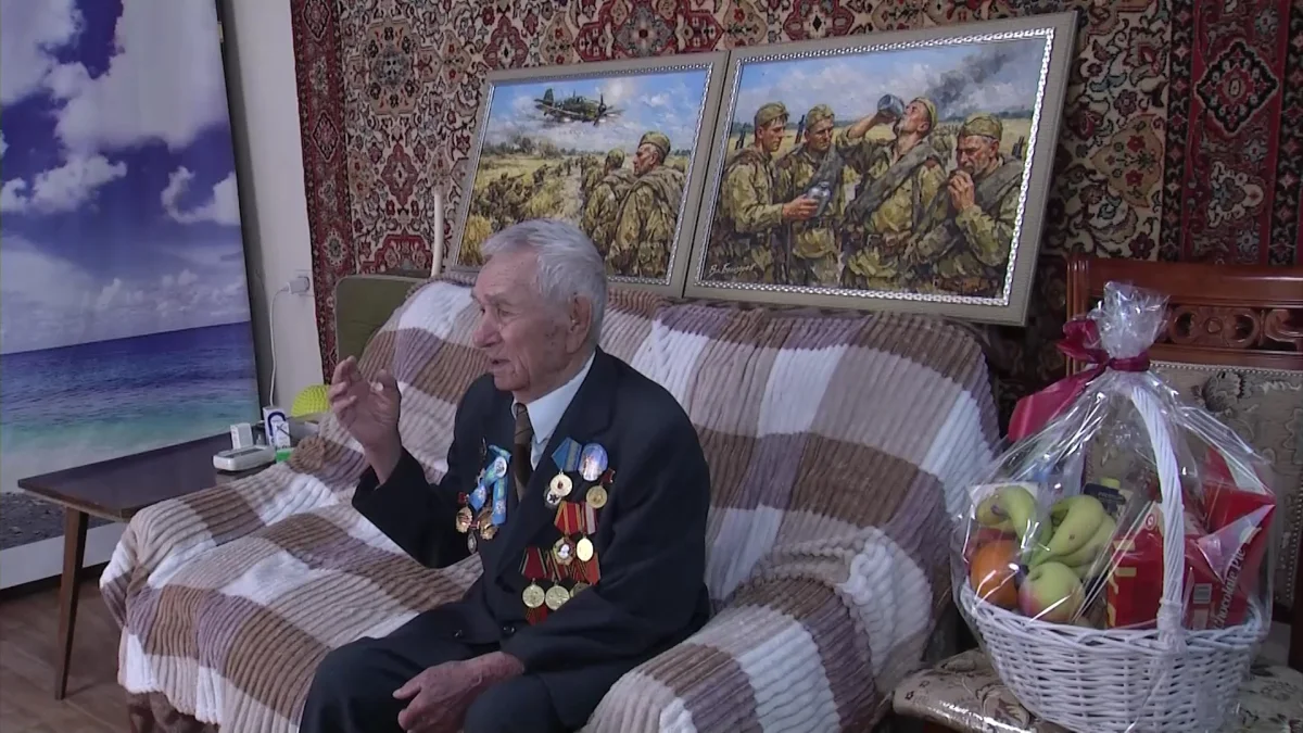 Представители партии «AMANAT» в Алматы поздравили 100-летнего ветерана