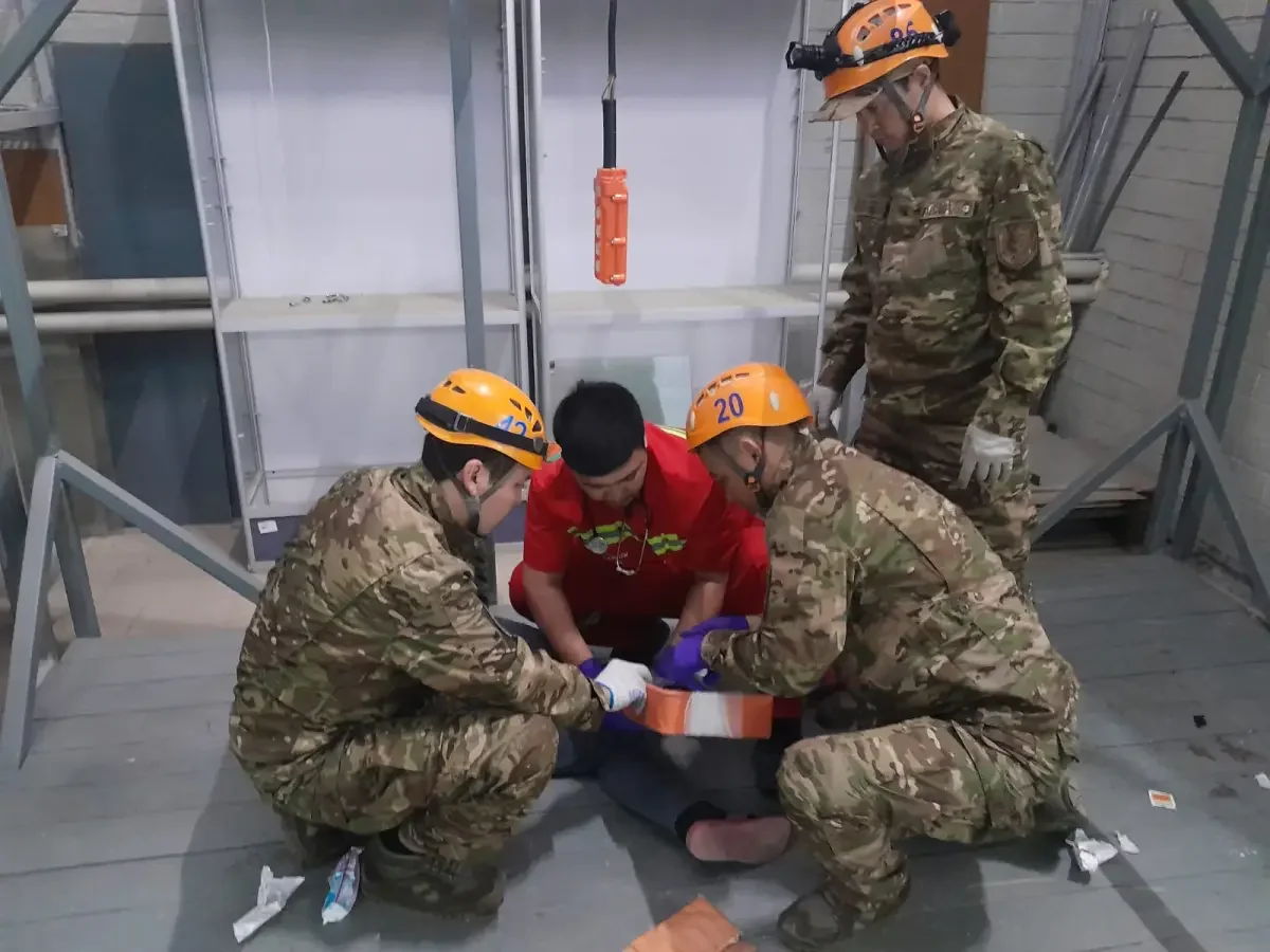 Оралдағы автосалонда жүк көтергіш үзіліп, төрт адам зардап шекті