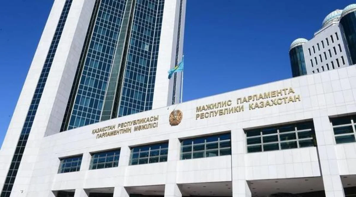 Парламент одобрил в первом чтении закон о Курултае и статусе депутатов