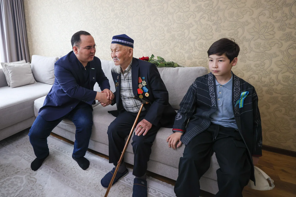 Ерге құрмет – елге міндет: «AMANAT» партиясы ардагерлерді ардақтауда
