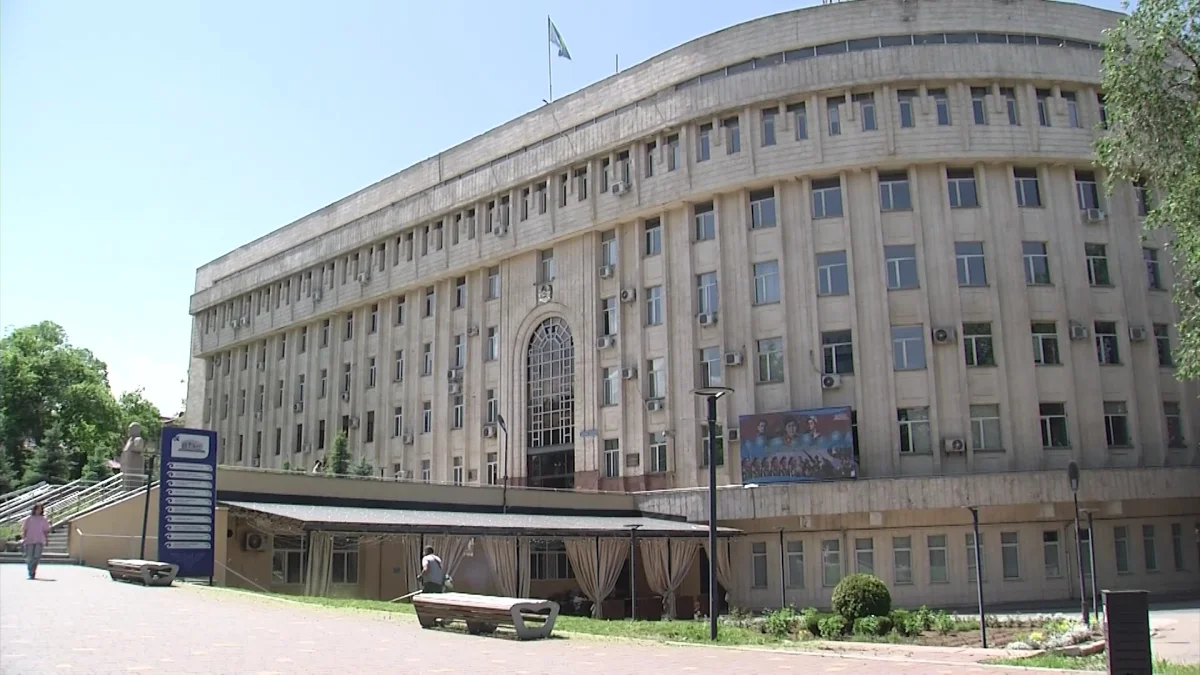 Алматыда бірінші курс студенті ғимараттан құлап, қаза тапты