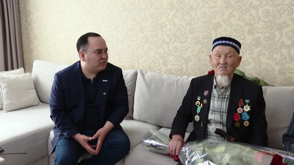 «AMANAT» партиясының Атқарушы хатшысы Дәулет Кәрібек соғыс ардагері Нұрғасым Әжітаевқа құрмет көрсетті