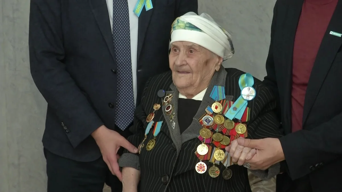 «AMANAT» партиясының өкілдері ардагерлерді құттықтады