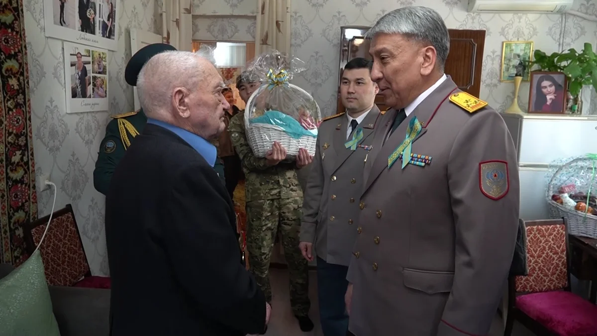 Оралда 102 жастағы соғыс ардагеріне құрмет көрсетілді
