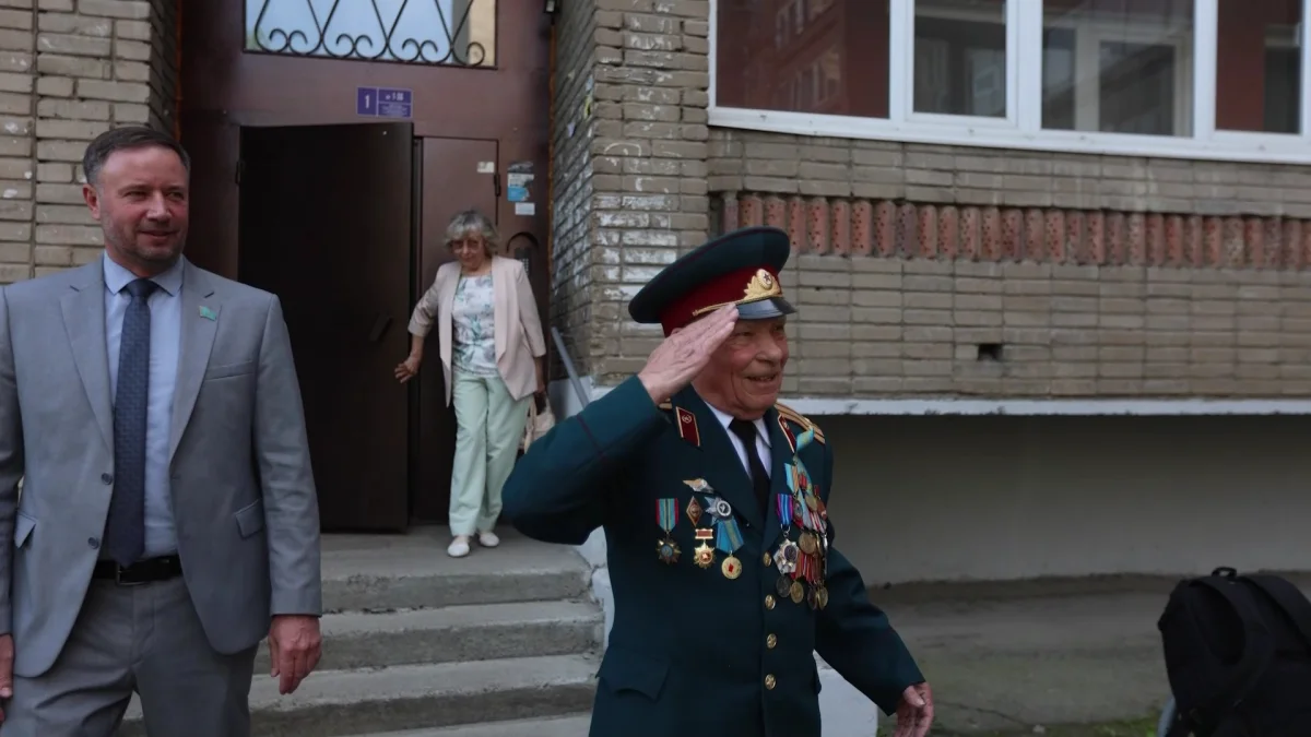 Настоящий парад с оркестром устроили у дома труженика тыла в Усть-Каменогорске