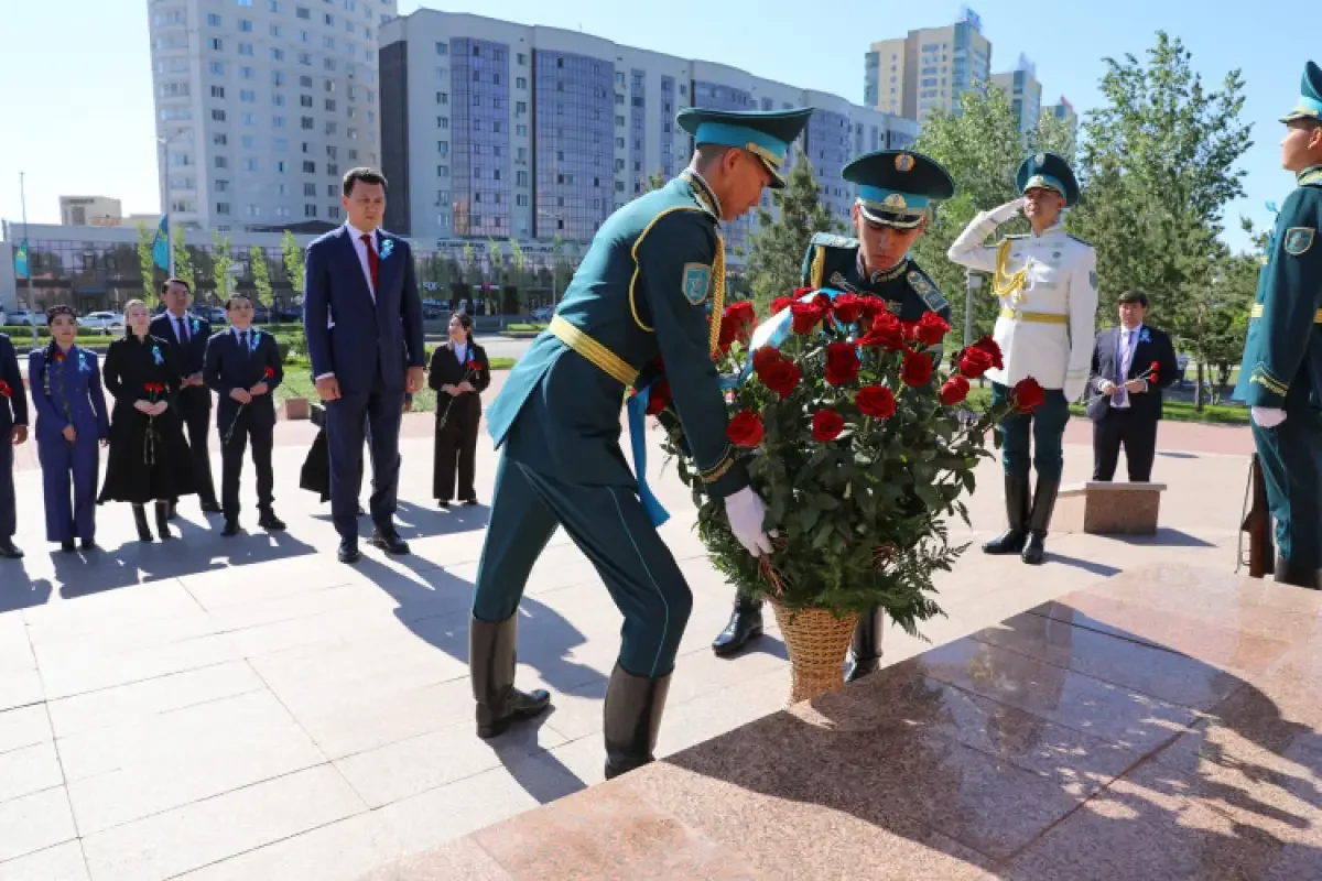 Мемлекеттік кеңесші Бауыржан Момышұлының ескерткішіне гүл шоқтарын қойды