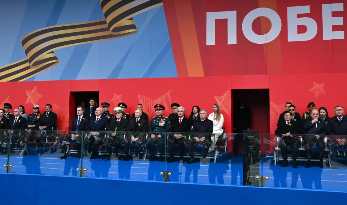 Президент Қасым-Жомарт Тоқаев Мәскеудегі Қызыл алаңда Ұлы Жеңістің 81 жылдығына орай өткен әскери шеруге барды