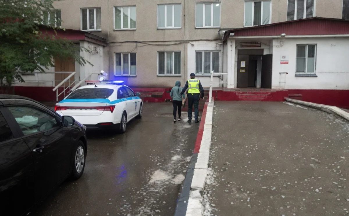 Патрульные полицейские ВКО оперативно доставили беременную женщину в роддом (ВИДЕО)