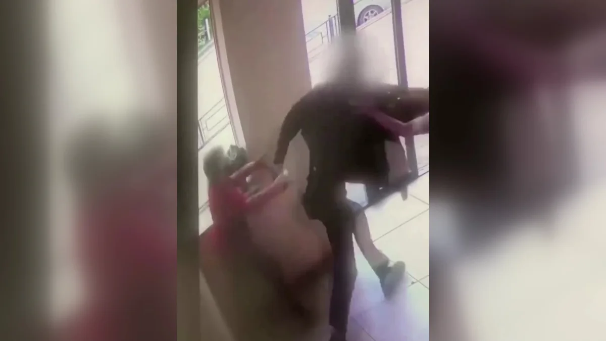 В Караганде злоумышленник отобрал у пожилой женщины деньги сразу после того, как она сняла наличные в банкомате