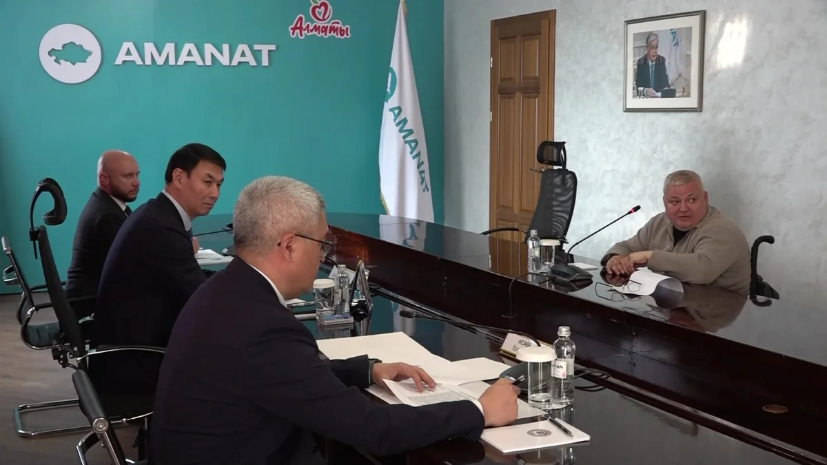 Алматы әкімі Дархан Сатыбалды "AMANAT" партиясы алаңында тұрғындарды қабылдады