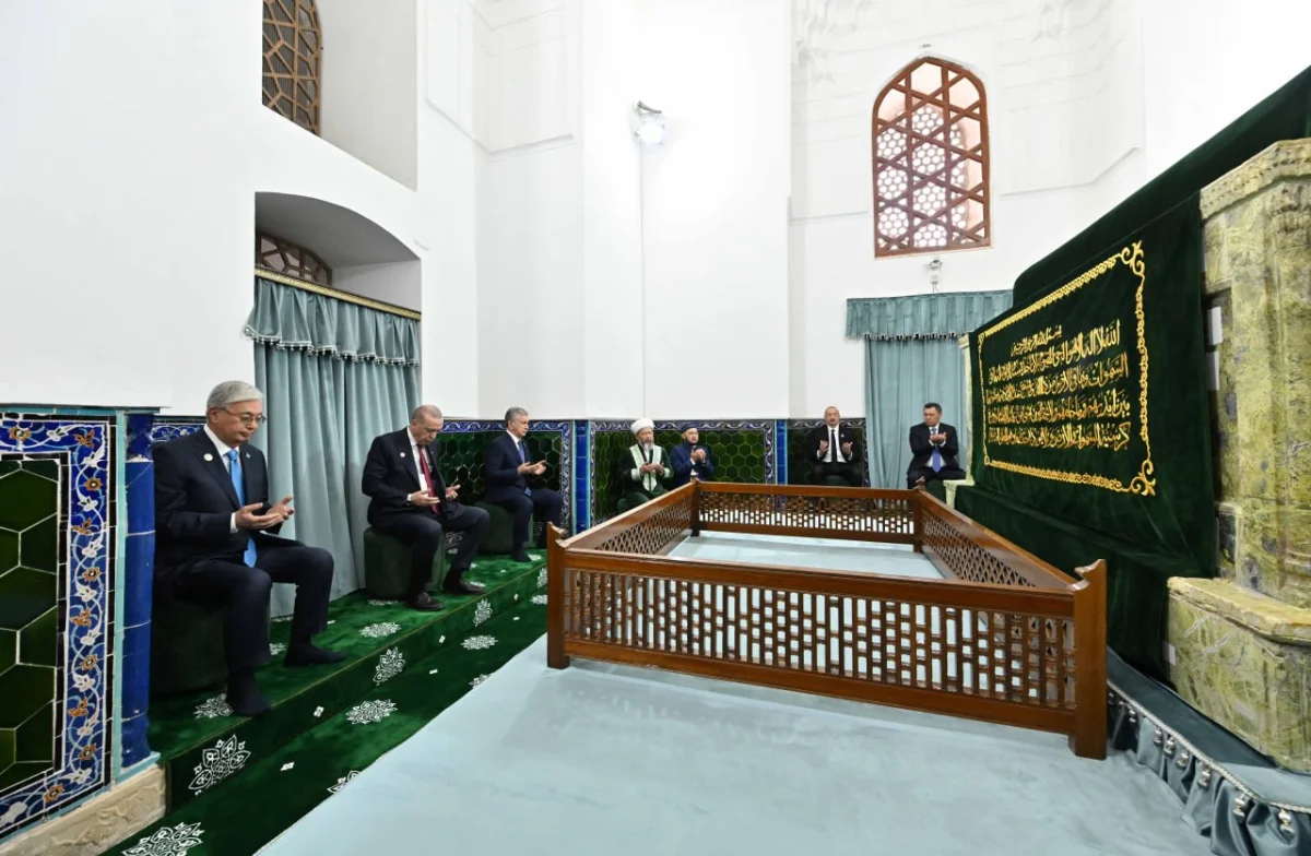 Қазақстан, Әзербайжан, Қырғызстан, Түркия және Өзбекстан президенттері Қожа Ахмет Ясауи кесенесіне зиярат етті