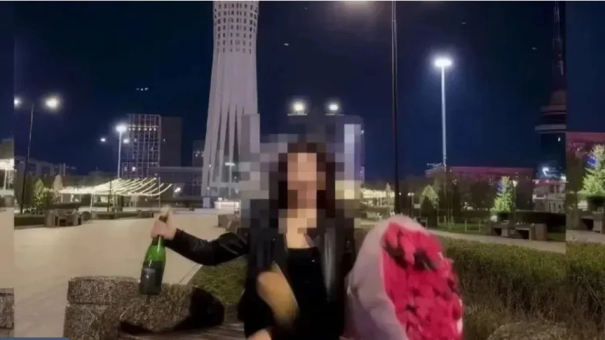 Бәйтерек маңына шампан төккен блогер қыз жазаланды
