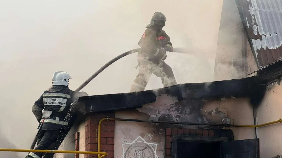 Газовый баллон едва не взорвался при пожаре в Астане (ВИДЕО)