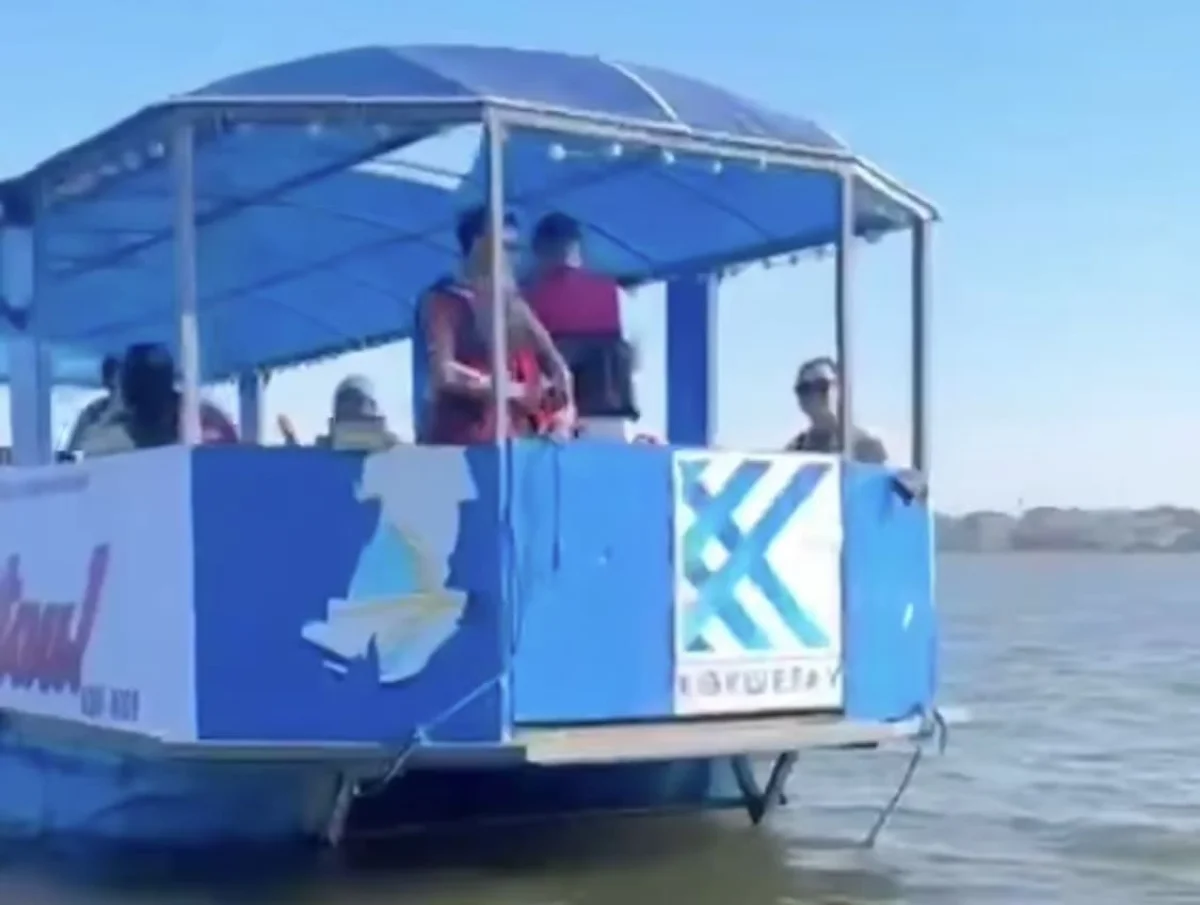 Паром с десятками пассажиров пришлось срочно эвакуировать в Кокшетау