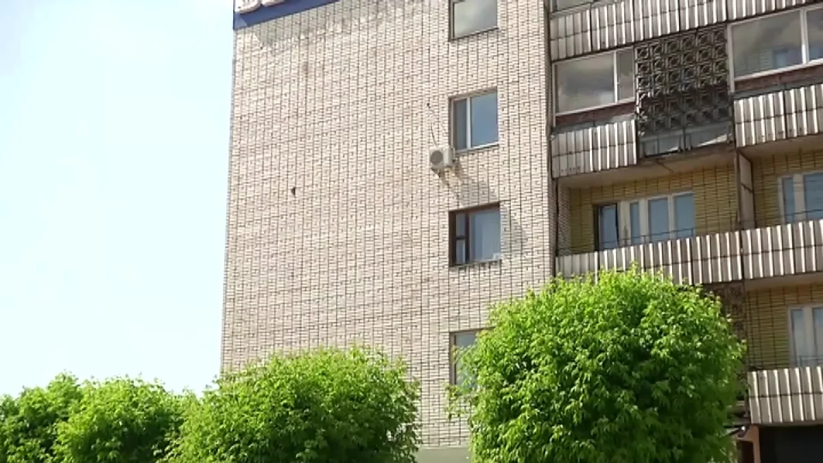 Қарағанды қаласында бір үйдің екі бірдей баласы терезеден құлап кетті
