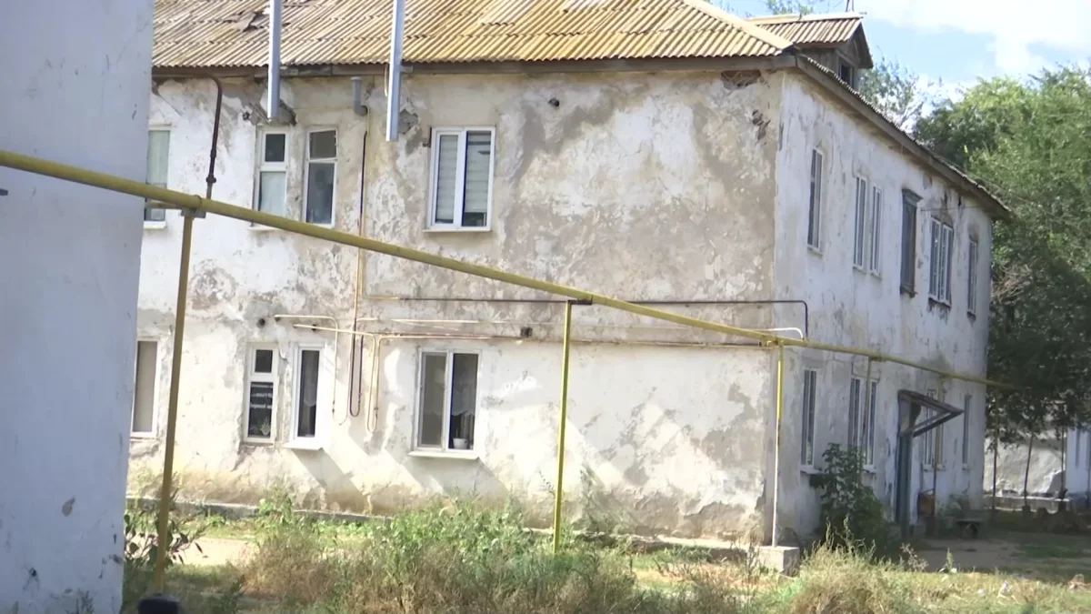 Трещины в стенах и разрушенная крыша: жители аварийного дома в Актобе десять лет не могут добиться расселения