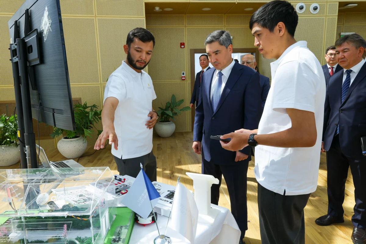 Олжас Бектенов NU Жоғары қамқоршылық кеңесінің отырысын өткізіп, NU Өnergy креативті хабымен танысты
