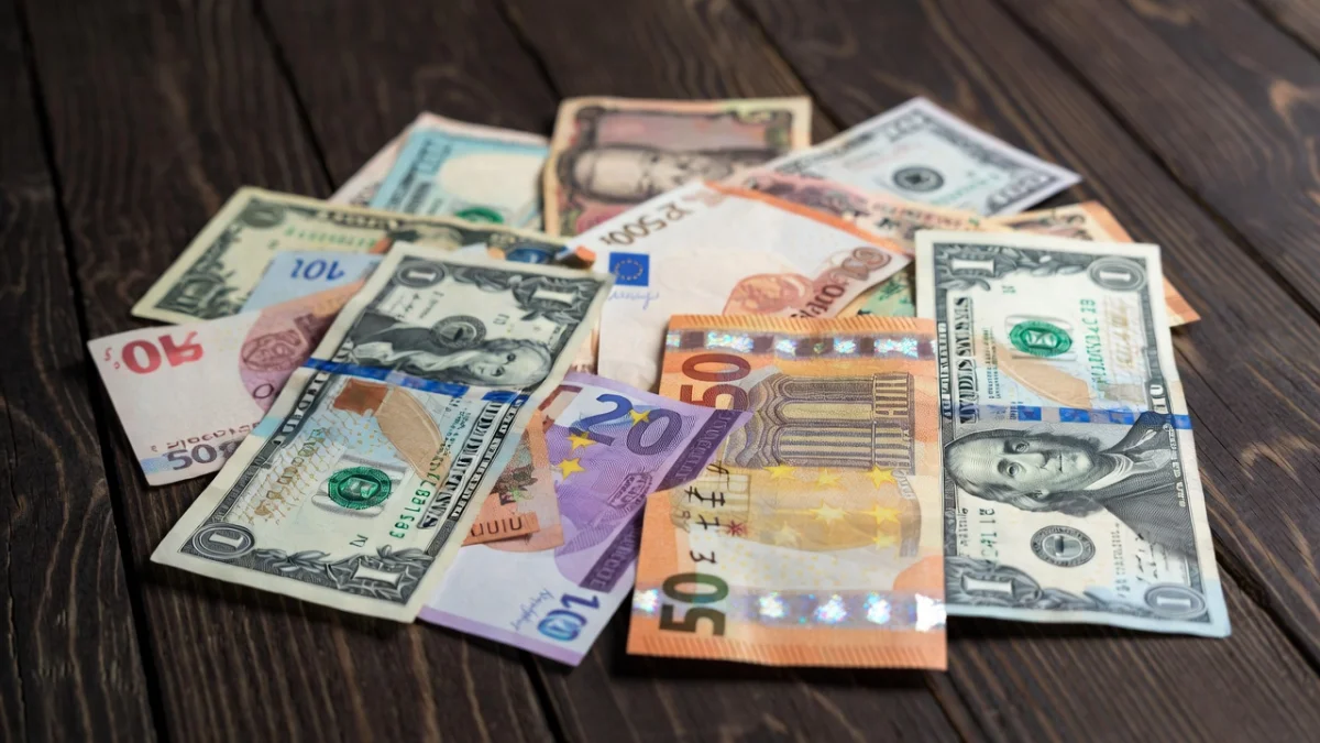 Доллар подешевел в Казахстане: свежие курсы валют на 22 мая