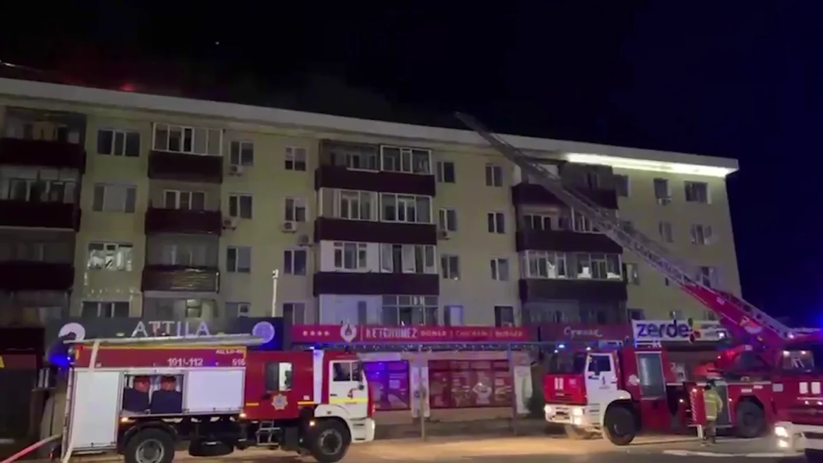 В Актобе загорелась крыша общежития
