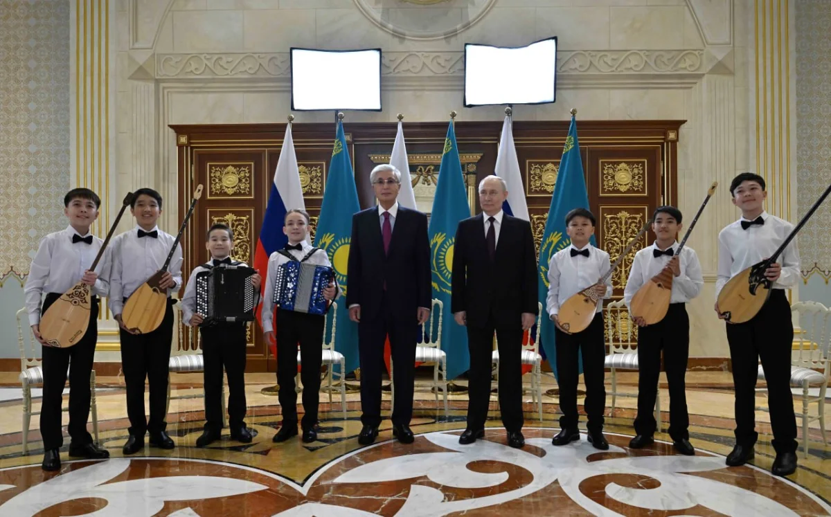 Оқушылар Құрманғазы күйлері мен орыс халық әуендерінен попурри орындады