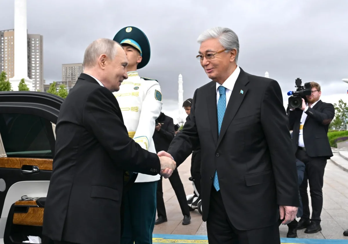 Қасым-Жомарт Тоқаев Тәуелсіздік сарайында Ресей Президентін қарсы алды