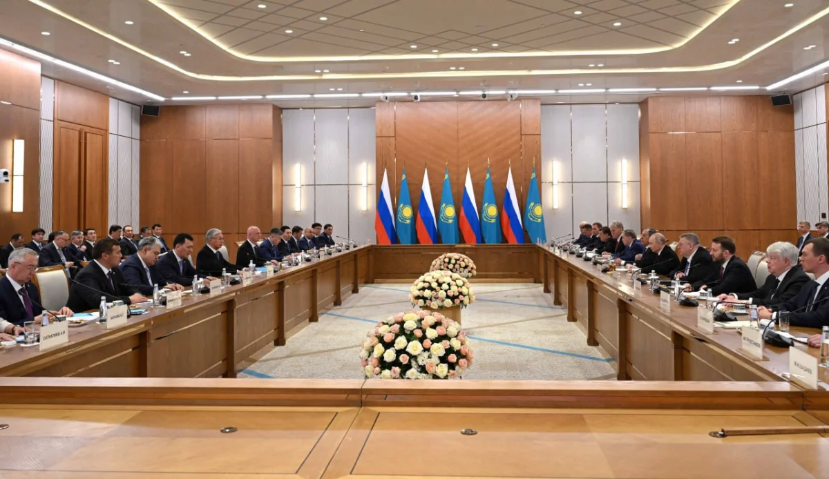 Қасым-Жомарт Тоқаев пен Владимир Путин келіссөздерді ресми делегация мүшелерінің қатысуымен кеңейтілген құрамда жалғастырды