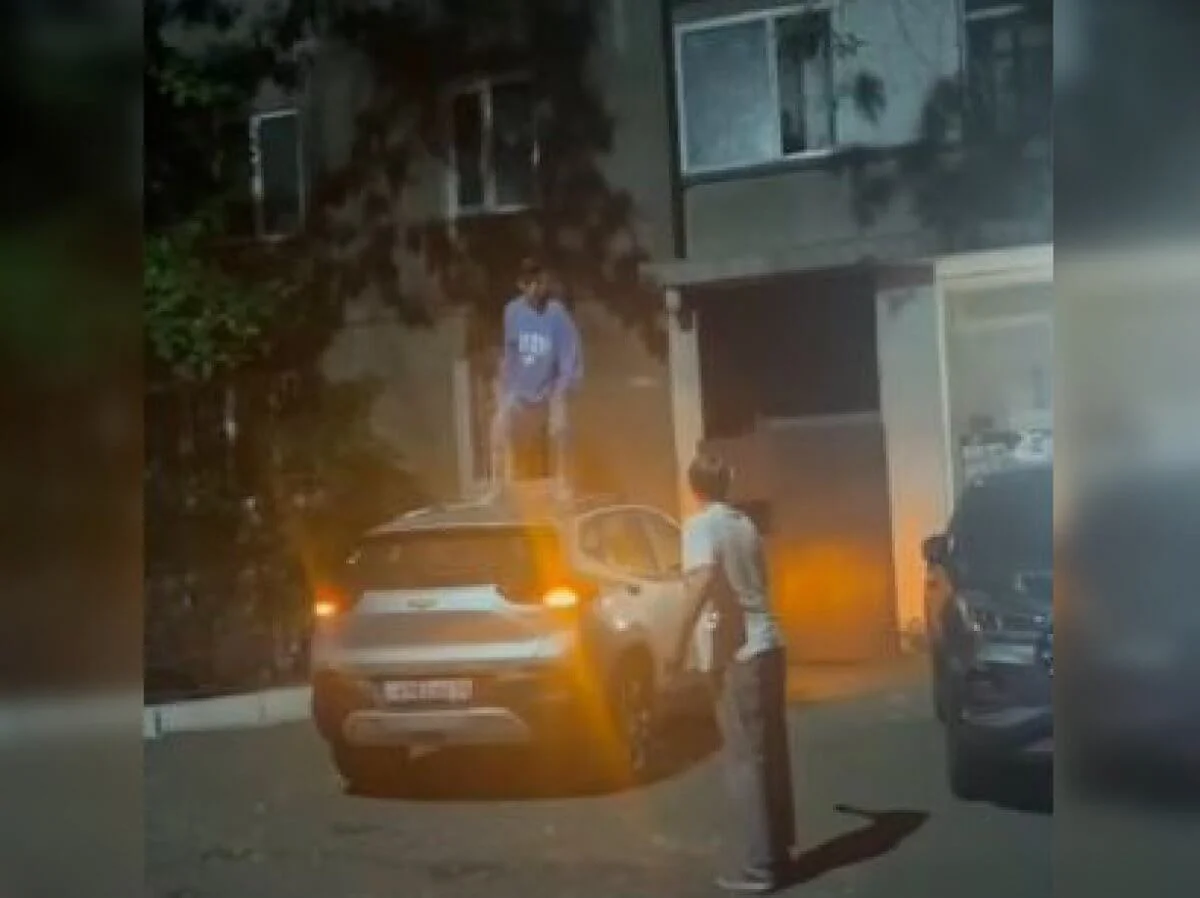 В Павлодаре мужчина устроил «прыжки» на крыше чужой машины