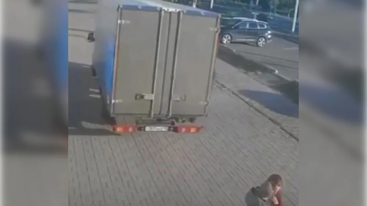 Машина сбила мать с ребенком на тротуаре в Экибастузе (ВИДЕО)