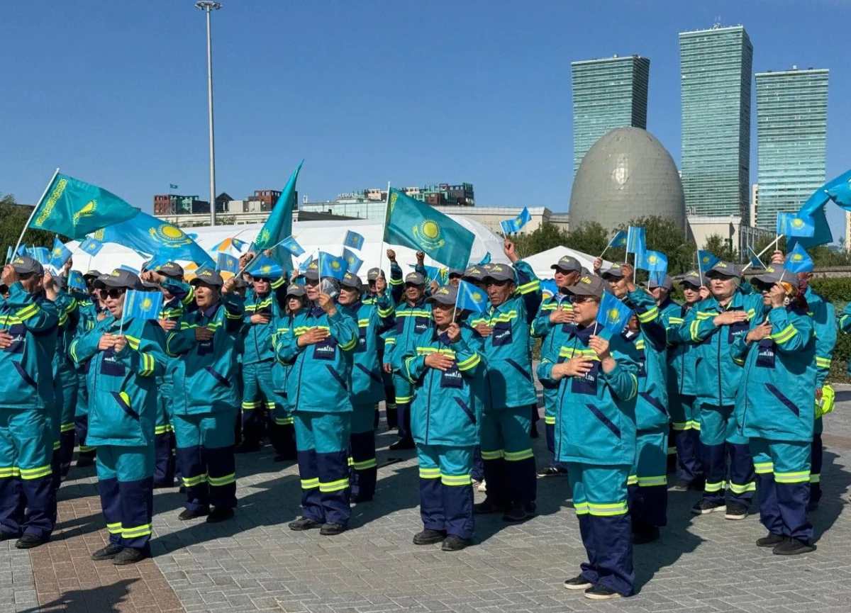 Астанада 100-ге жуық коммуналдық қызметкер Әнұранды бірге орындады