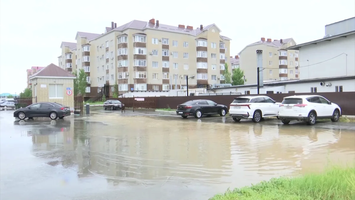 С последствиями проливных дождей борются в Актобе