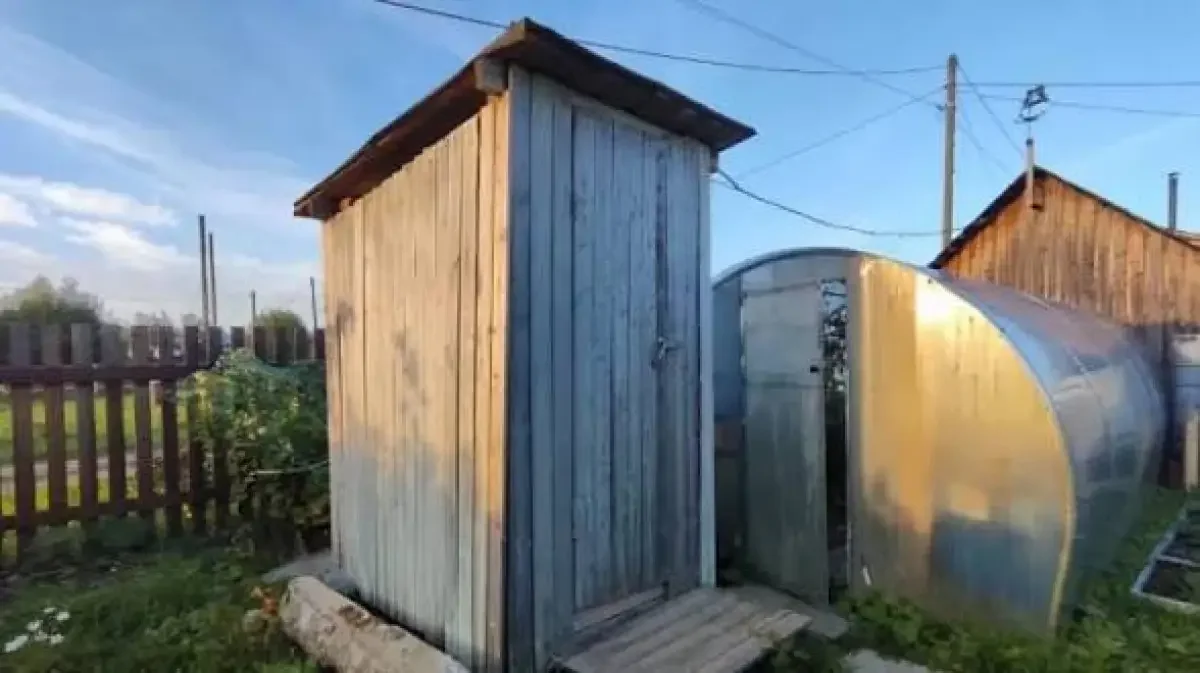 Түркістанда бір жастағы бала даладағы әжетханаға түсіп кетті