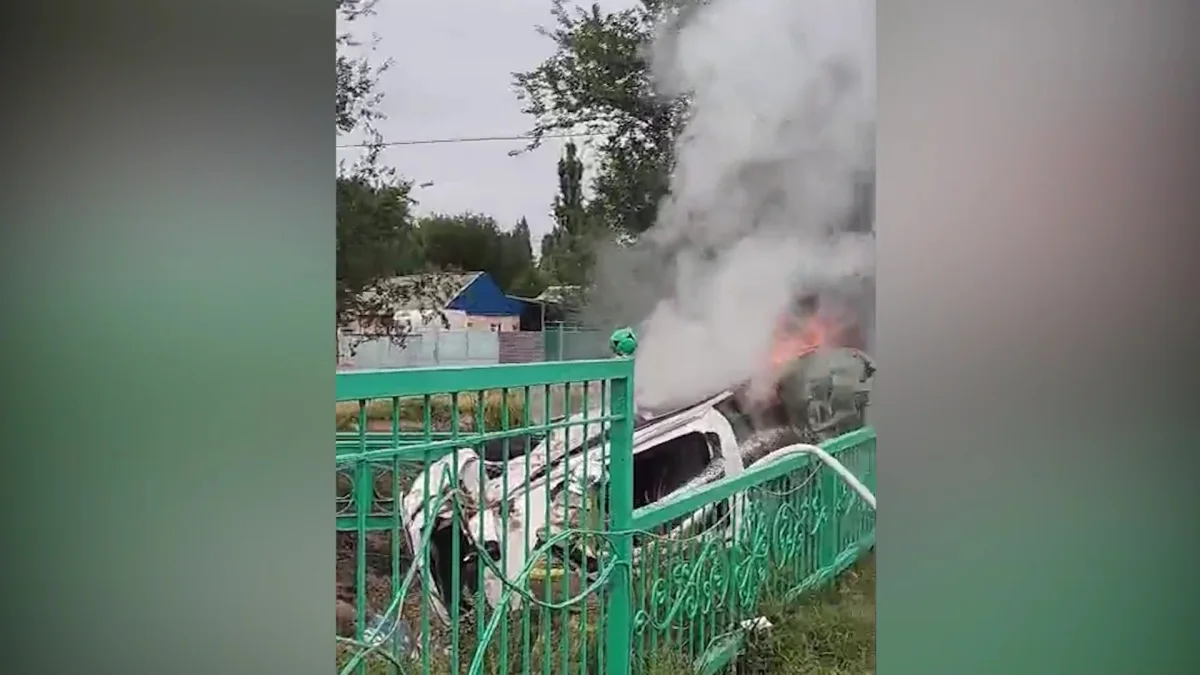 Жамбылда көлік аударылып, отқа оранды