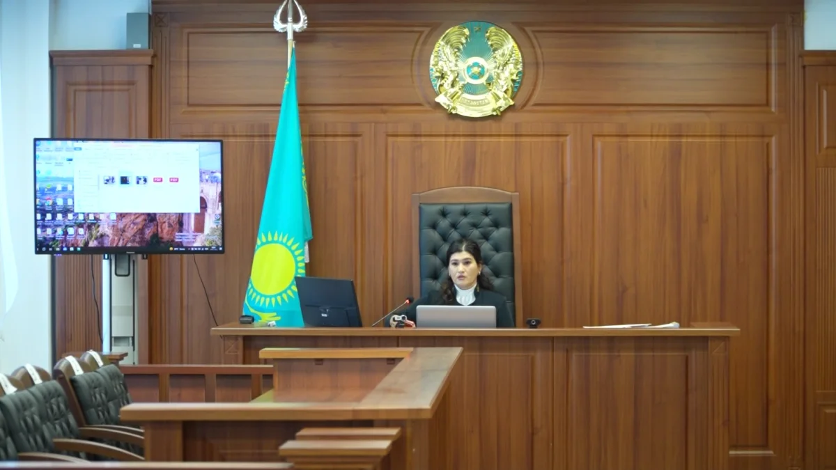 Сұлтан Сәрсемәлиевтің сотында бұрынғы қайын ата мен енесін қалай өлтіргенін егжей -тегжей баяндаған тергеу кезіндегі видеосы көрсетілді