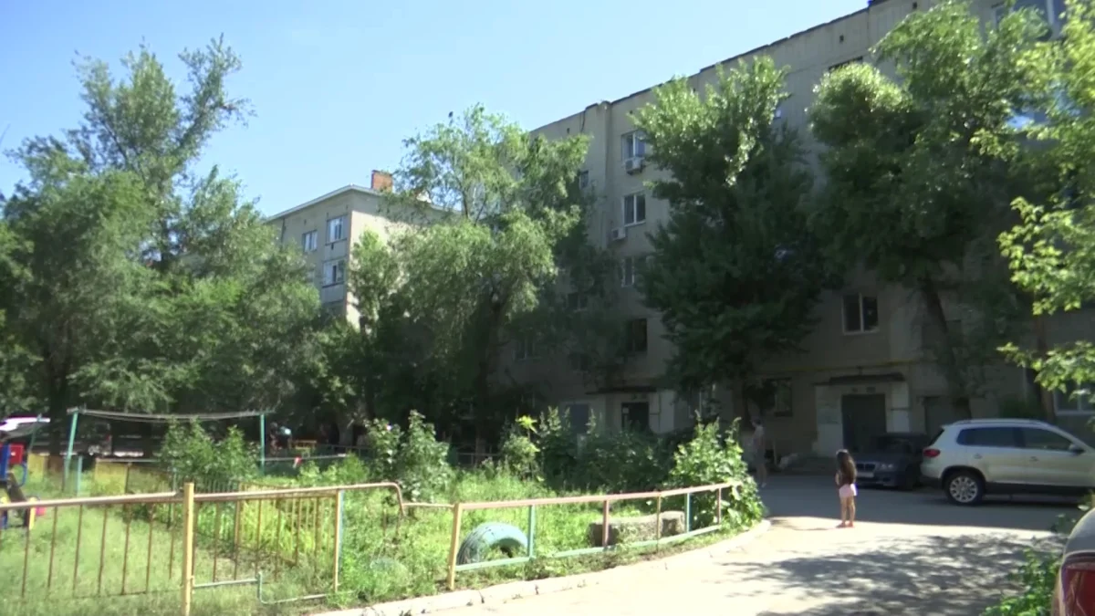 Ақтөбедегі Жаңқожа батыр көшесінің тұрғындары жеті жылдан бері шатыр жөндеуді күтіп жүр