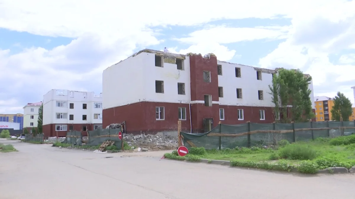 В Актобе начали демонтировать новостройки, которые признали аварийными через 4 года после сдачи