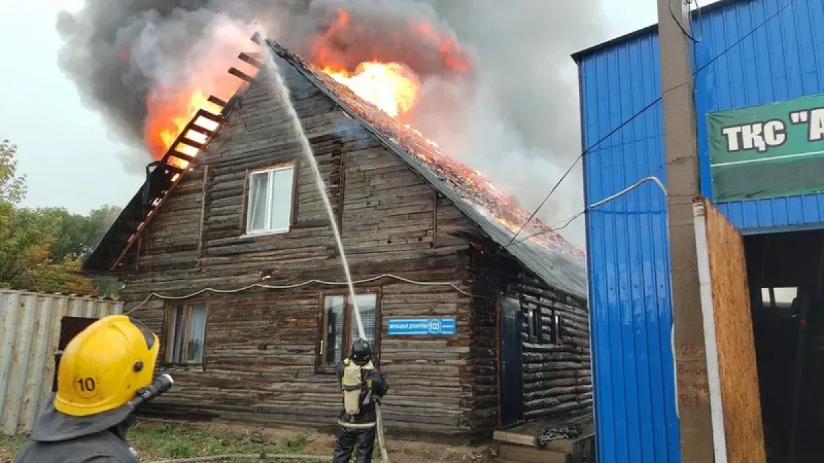 Молния сожгла крышу жилого дома в Кокшетау