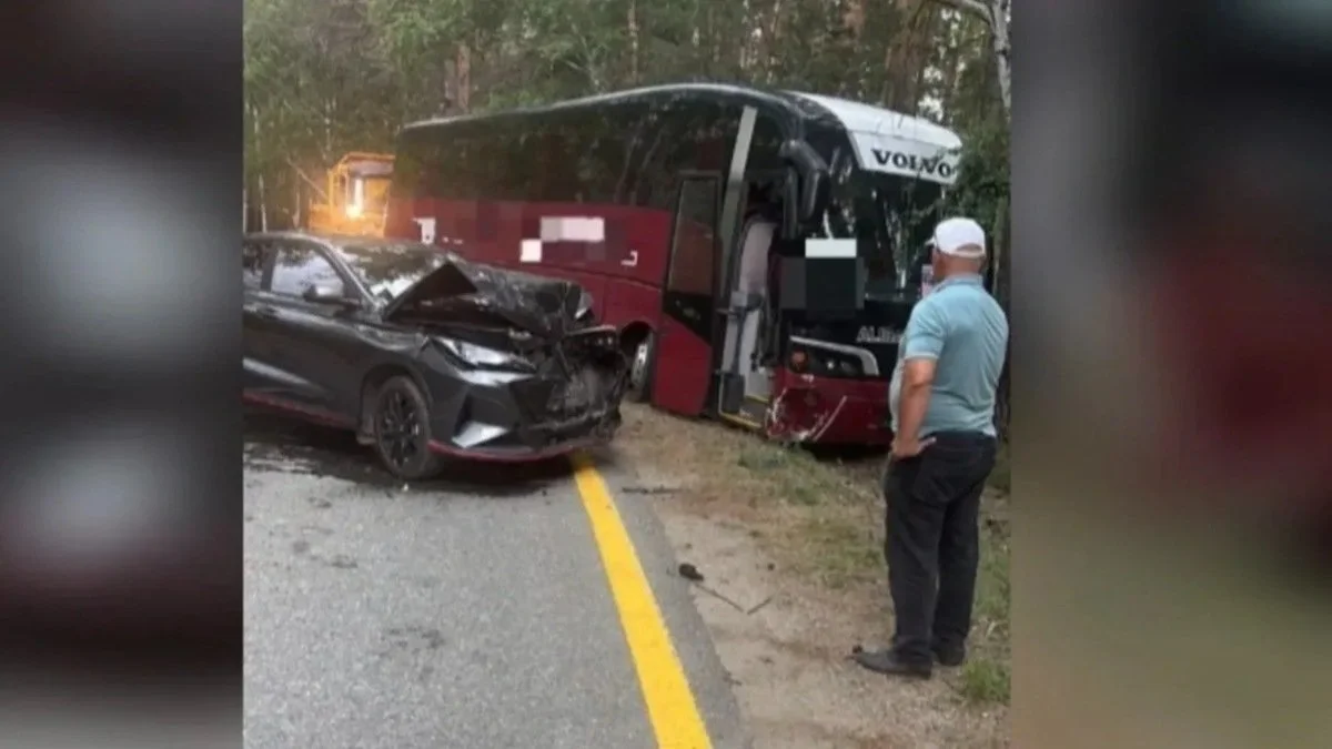 Автобус пен жеңіл көлік соқтығысты: 11 адам зардап шекті