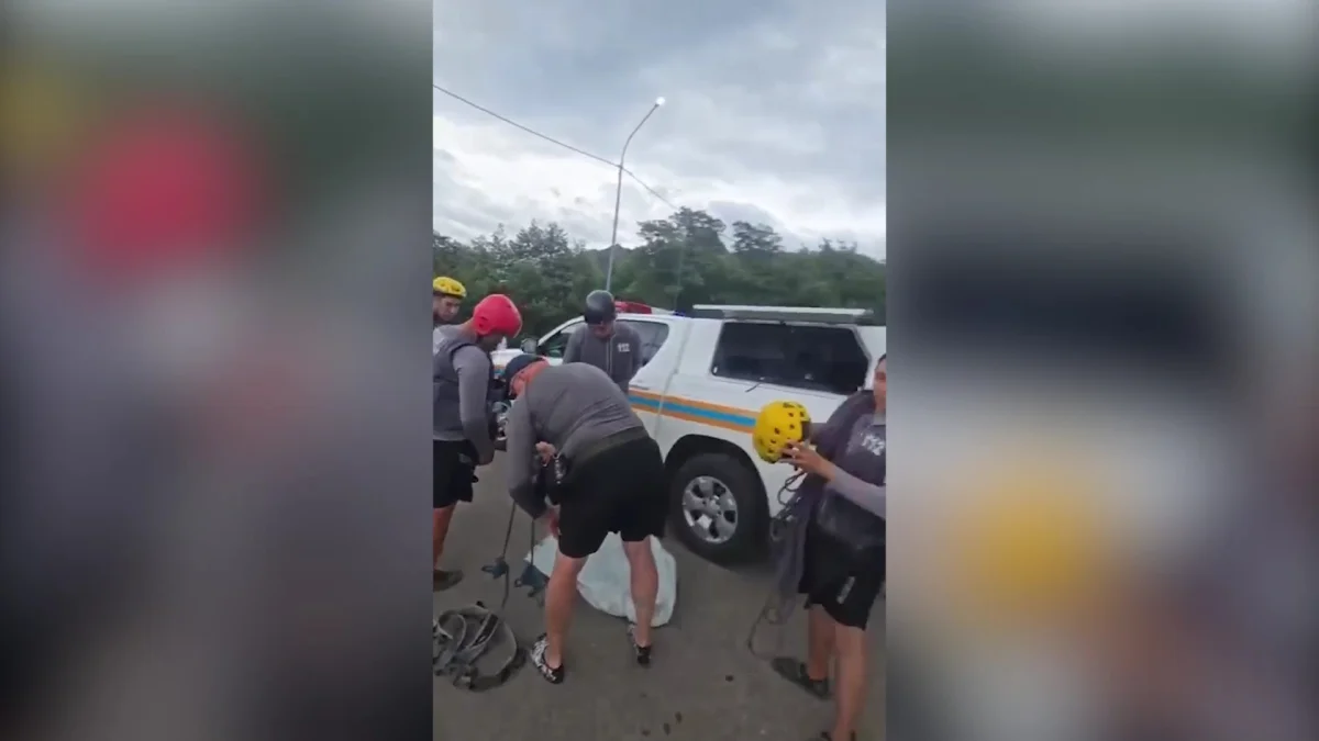 Спасатели спустили с горы застрявшего туриста