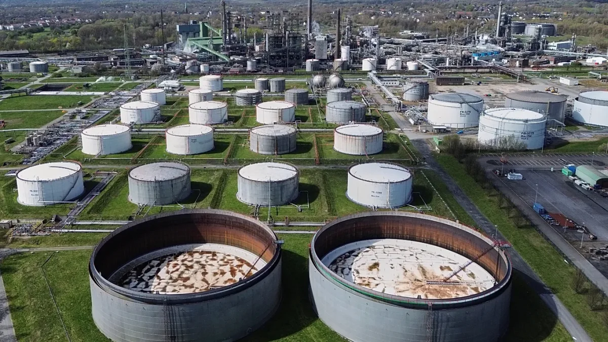 Цены на нефть опустились ниже 80 долларов за баррель