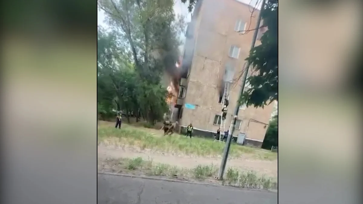 23-летняя девушка скончалась, выпрыгнув из окна горящей квартиры в Павлодаре