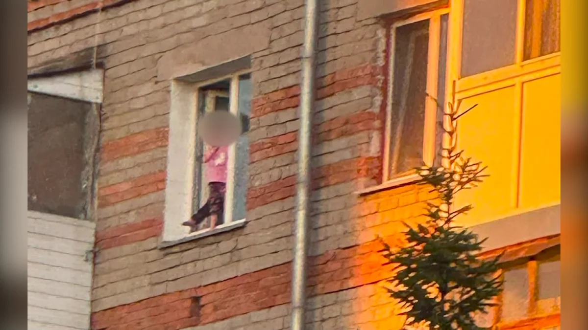 Пока родители пьянствовали: в Петропавловске полицейский спас двух детей, едва не выпавших из окна жилой пятиэтажки