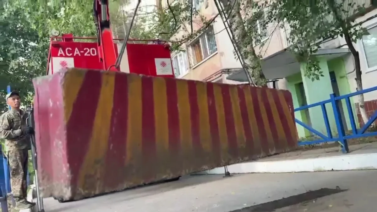 Более десятка самодельных ограждений демонтировали специалисты ДЧС в костанайских дворах