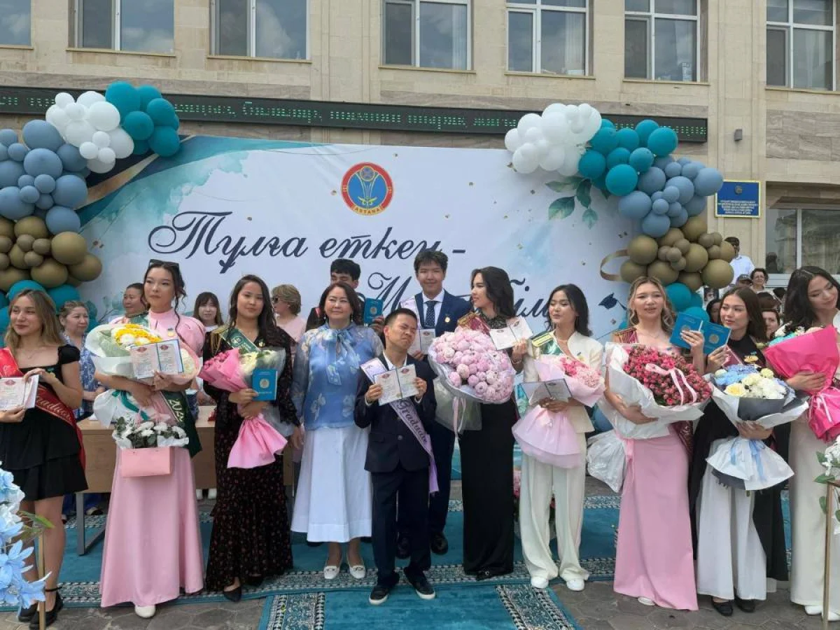 Димаш елордалық мектеп түлегіне сый жасады